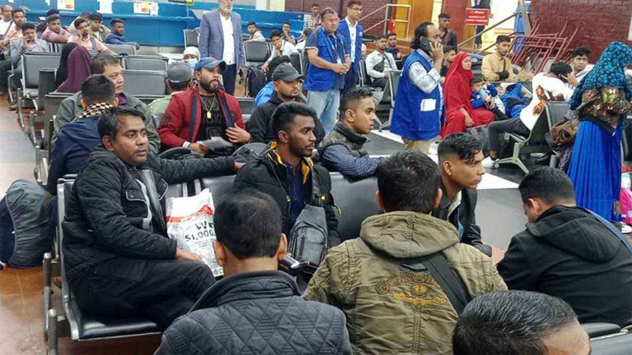 লেবানন থেকে দেশে ফিরলেন আরও ৮২ জন